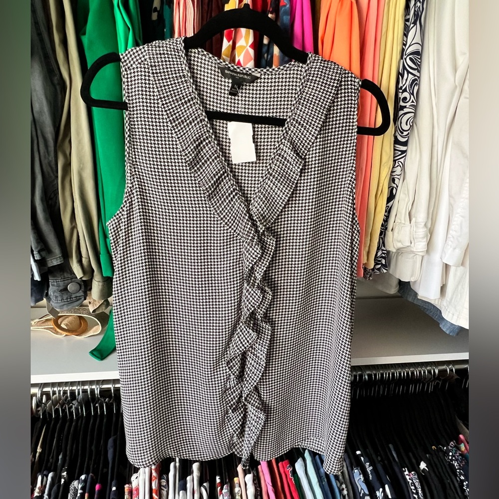 Banana Republic. Houndstooth. Ruffle blouse.